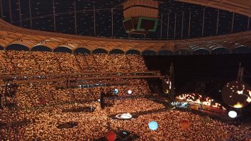 Manele la Coldplay în cea de-a doua seară. De data asta, nimeni nu a huiduit. Mesajul lui Chris Martin