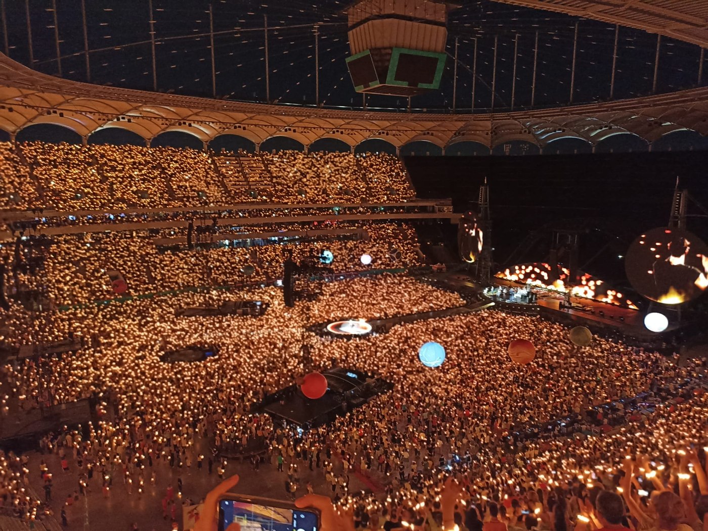 Manele la Coldplay în cea de-a doua seară. De data asta, nimeni nu a huiduit. Mesajul lui Chris Martin