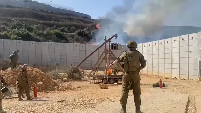 Tehnici de pe vremea Imperiului Roman, folosite în Israel. Bombele incendiare sunt lansate din catapulte pe teritoriul controlat de Hezbollah