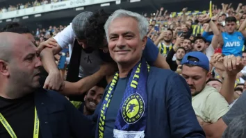 Mourinho devine antrenorul turcilor de la Fenerbahce. El a semnat contractul pe stadion, în faţa a 45.000 de fani