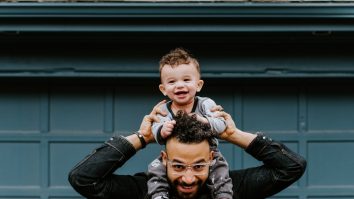 Cât de mult se schimbă bărbații după ce devin părinți? Radu Leca, psiholog: „Bărbații devin tați după divorț”