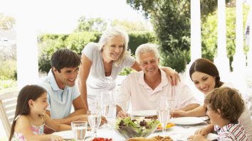 Mesele în familie contribuie la bunăstarea fizică și emoțională a copiilor. Psiholog: „Ne vom conecta la masă, indiferent că peste zi, fiecare am fost prinși într-o activitate”