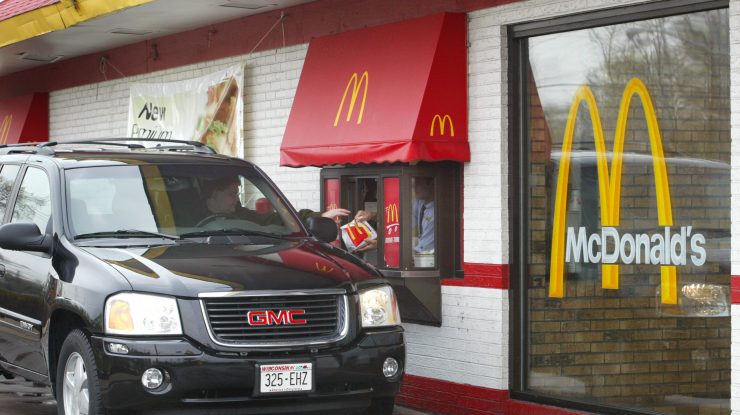 McDonald’s retrage sistemul bazat pe Inteligență Artificială din restaurantele sale drive-through. Ce greșeli a făcut A.I.-ul