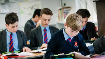 Elevii claselor a VIII-a au susținut Evaluarea Națională la Limba și Literatura Română. Profesor: „Cele mai mari probleme sunt, de fiecare dată, la exercițiile de scriere corectă”