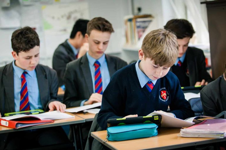 Elevii claselor a VIII-a au susținut Evaluarea Națională la Limba și Literatura Română. Profesor: „Cele mai mari probleme sunt, de fiecare dată, la exercițiile de scriere corectă”