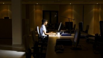 Cum combați singurătatea la job? CEO-ul Airbnb, Brian Chesky, a găsit soluția