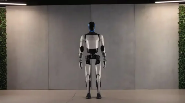 Musk își pregătește robotul umanoid Optimus pentru „viața” printre oameni. CEO-ul speră ca lumea să-l perceapă pe robotul de la Tesla ca pe un „prieten”