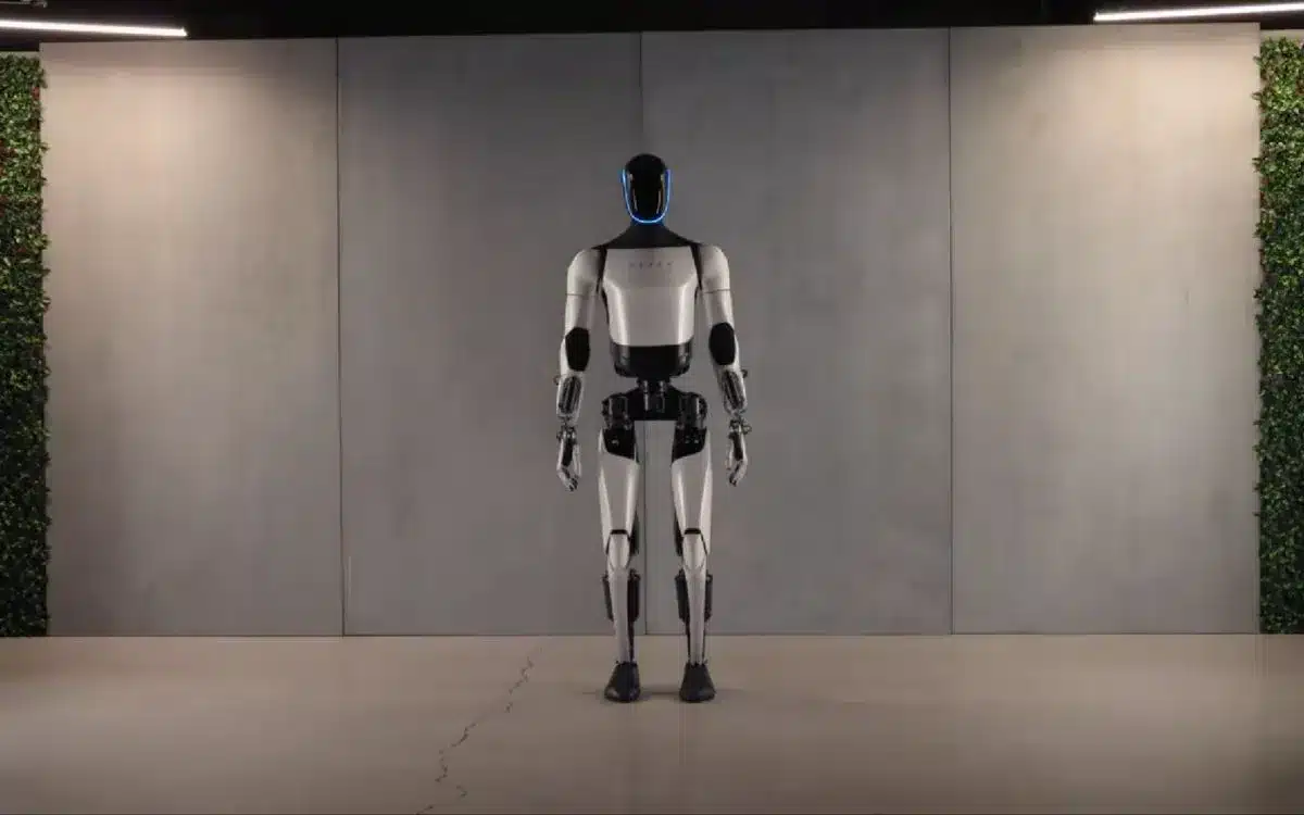 Musk îl pregătește pe robotul Optimus pentru „viața” printre oameni