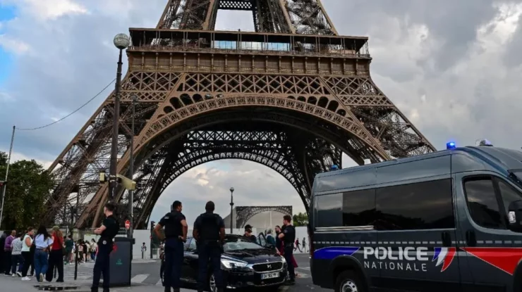 Cinci sicrie drapate în steagul francez și inscripționate cu „Soldații francezi ai Ucrainei” au fost găsite lângă Turnul Eiffel, în Paris. Trei bărbați au fost reținuți de poliție