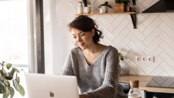 Generația Z are mai multă încredere în influenceri decât în știri. Sociolog:„ Ei reprezintă partea din societate care poate cădea foarte ușor pradă unor fake news-uri”