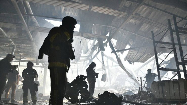 Rusia a bombardat cea mai mare tipografie din Ucraina. „Au ars cărți, așa cum au făcut naziștii în urmă cu 80 de ani”