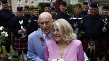 Dragostea nu are vârstă. Un veteran din al Doilea Război Mondial s-a căsătorit la 100 de ani