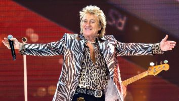 Sir Rod Stewart ar fi fost huiduit în momentul în care au fost prezentate fotografii cu Volodimir Zelenski la un concert în Germania