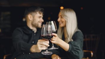 STUDIU. Cuplurile care beau împreună trăiesc mai mult. Psiholog: „Există pericolul de a transforma consumul de alcool într-un mecanism de coping dezadaptativ”