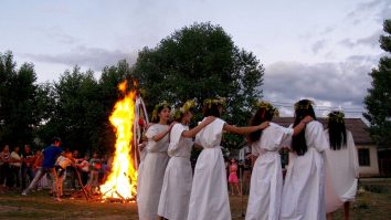 Astăzi sărbătorești Ziua de Sânziene. Care sunt obieciurile și tradițiile din România
