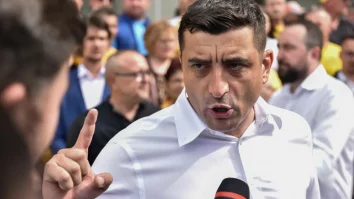 George Simion a luat cu asalt Parchetul General. Liderul AUR a sunat la 112 și a declarat că a intrat în greva foamei, fiind atacat de statul paralel, condus de Nicu și Marcel / Simion apare ca instigator în dosarul lui Șoșoacă