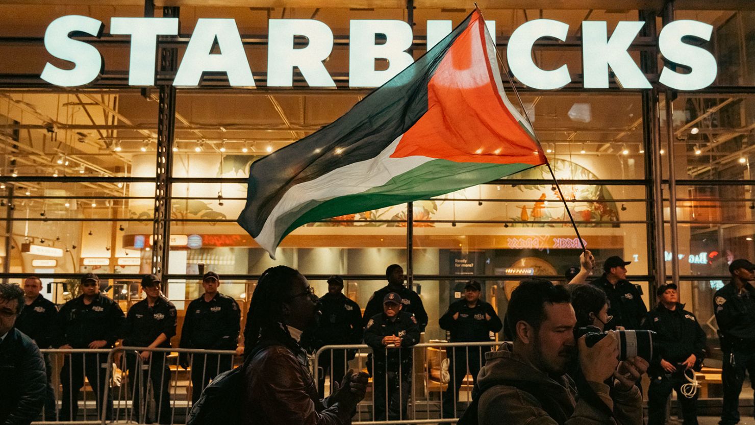 Vânzările companiei Starbucks au scăzut masiv din cauza mișcării „Boycott Starbucks”. Cum afectează războiul din Gaza cafeneaua