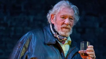 Sir Ian McKellen a fost transportat la spital după ce a căzut de pe scena unui teatru din centrul Londrei