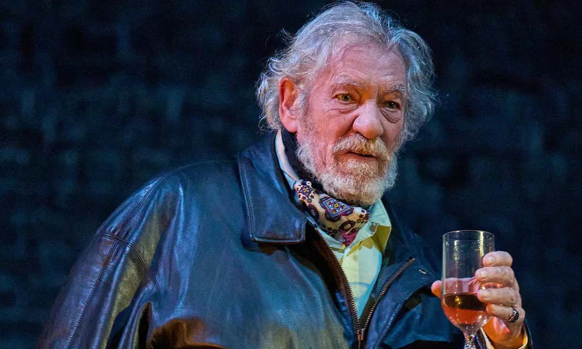 Sir Ian McKellen a fost transportat la spital după ce a căzut de pe scena unui teatru din centrul Londrei