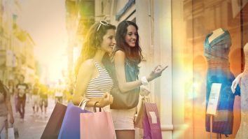 În România, tinerii cheltuie 150 de lei zilnic. Ana Maria Ambrosă: „Cumpărăturile le oferă adolescenților o modalitate de exprimare a stilului personal”