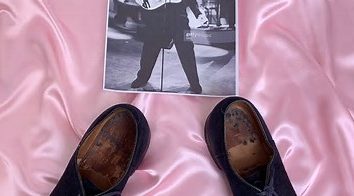 O pereche de pantofi aparținând lui Elvis Presley va fi scoasă la licitație. Cât ar valora încălțămintea