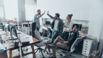 Oamenii care lucrează hibrid sunt mai fericiți. Expert HR: „Angajatorii sunt incerți în ceea ce privește măsurarea productivității”