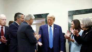 Trump vizitează Capitoliul pentru prima dată de la revolta din 6 ianuarie. Ce le-a promis republicanilor