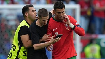 UEFA ia măsuri împotriva vânătorilor de selfie, după ce mai mulţi fani au intrat pe teren pentru a face fotografii cu Cristiano Ronaldo