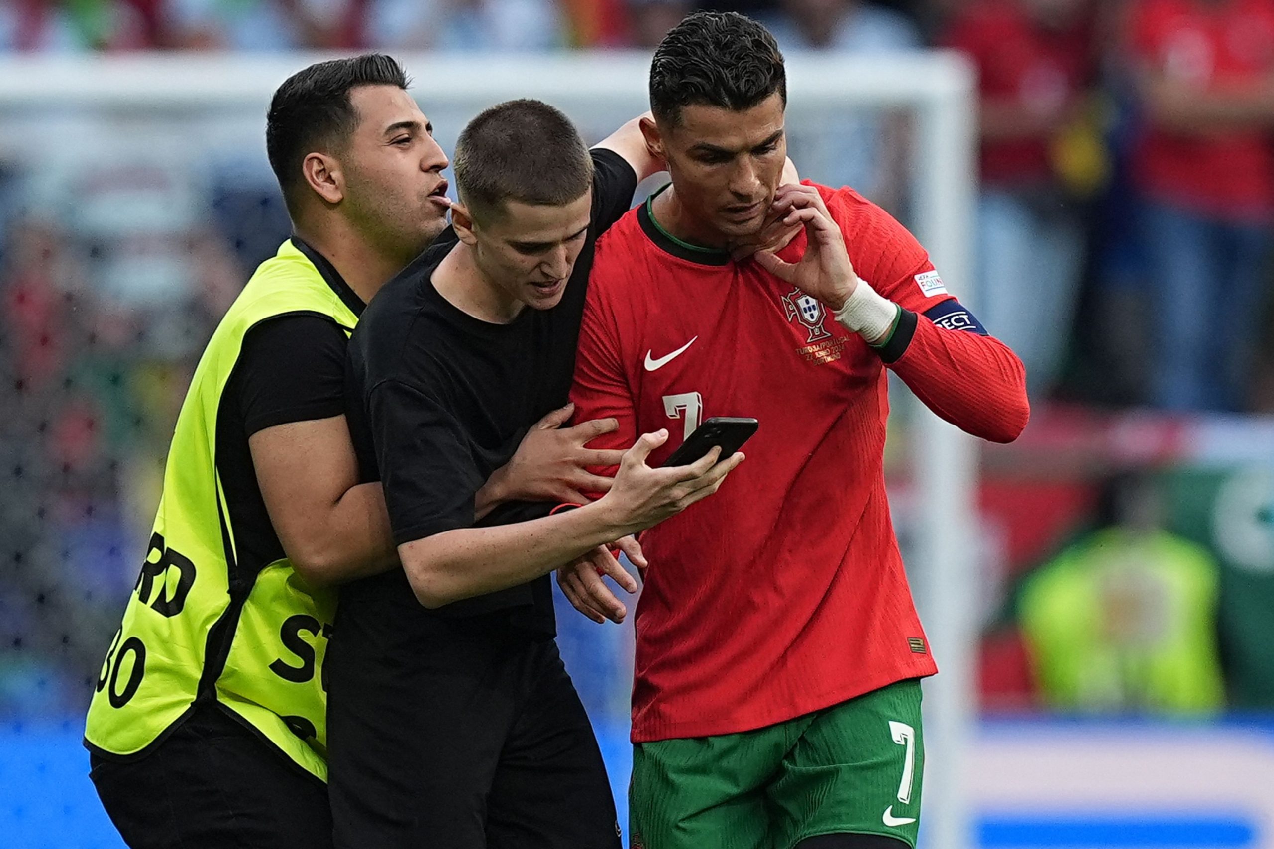 UEFA ia măsuri împotriva vânătorilor de selfie, după ce mai mulţi fani au intrat pe teren pentru a face fotografii cu Cristiano Ronaldo