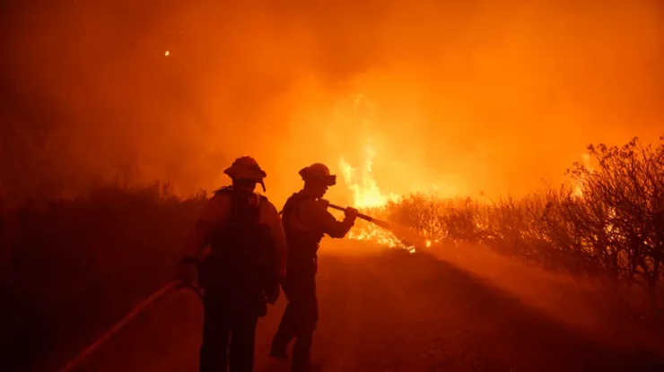 FOTO. Incendiul de vegetație din California forțează evacuarea a 1.200 de persoane. Peste 4.400 de acri de teren au ars