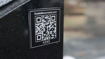 Doi studenți români au creat un cod QR care poate fi pus pe mormânt. Cât costă serviciul
