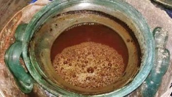 Cel mai vechi vin descoperit vreodată în stare lichidă a fost găsit într-o urnă cu rămășițe. De când datează