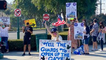 Angajații de la Disneyland protestează. Ei spun că locuiesc în mașini și moteluri din cauza salariilor mici