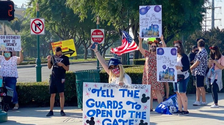 Angajații de la Disneyland protestează. Ei spun că locuiesc în mașini și moteluri din cauza salariilor mici