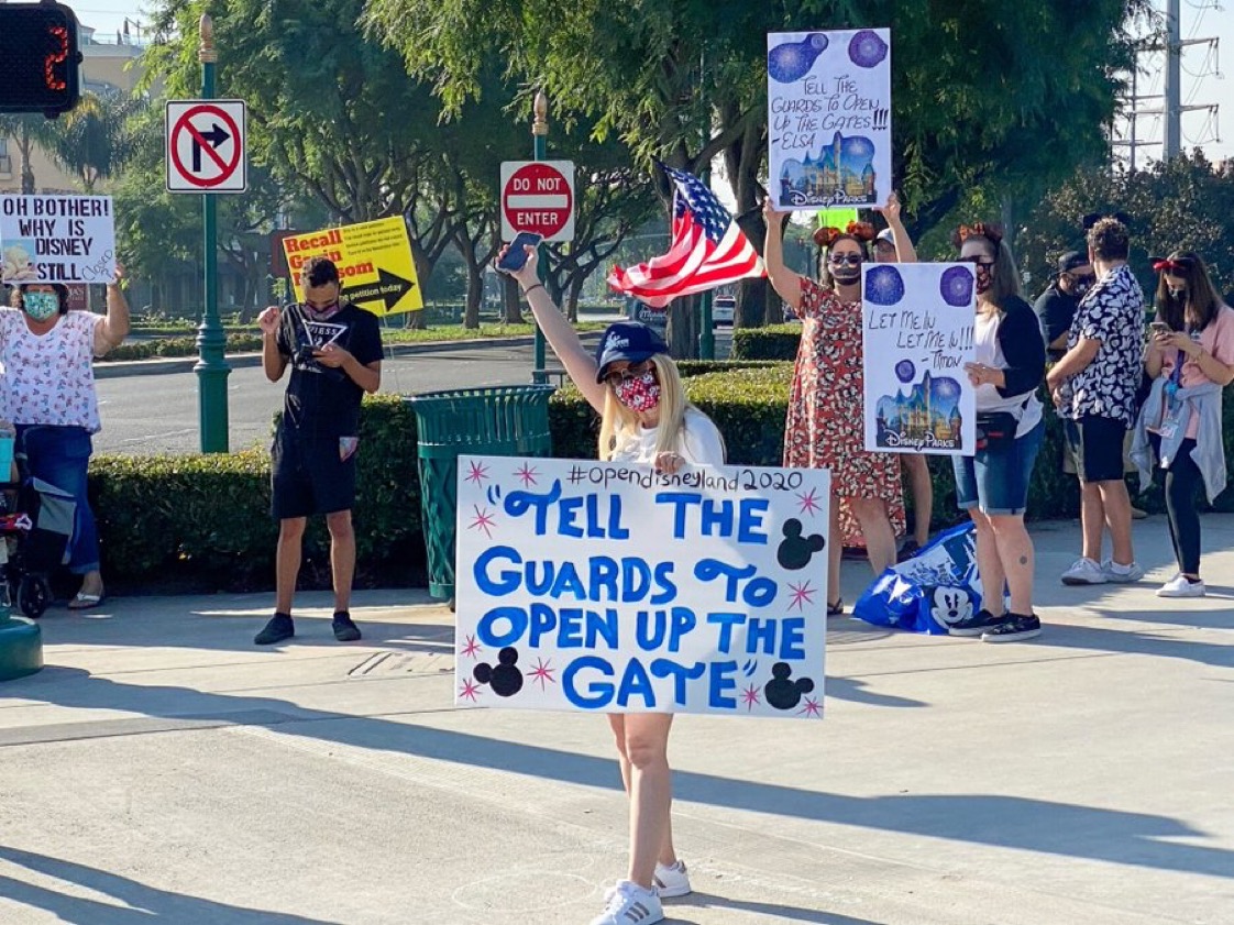 Angajații de la Disneyland protestează. Ei spun că locuiesc în mașini și moteluri din cauza salariilor mici