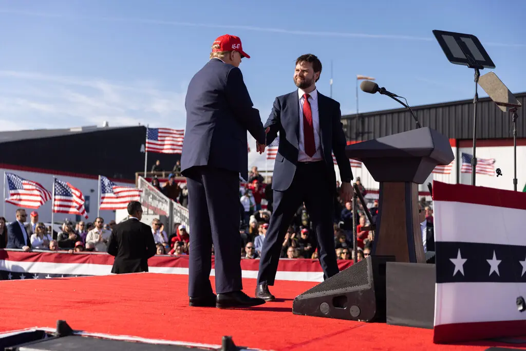 În 2016, Vance îl critica pe Donald Trump înainte de alegeri