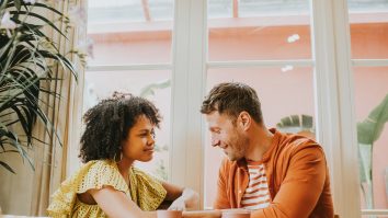 Generația Z nu mai știe să flirteze. 80% dintre tineri se tem de respingere