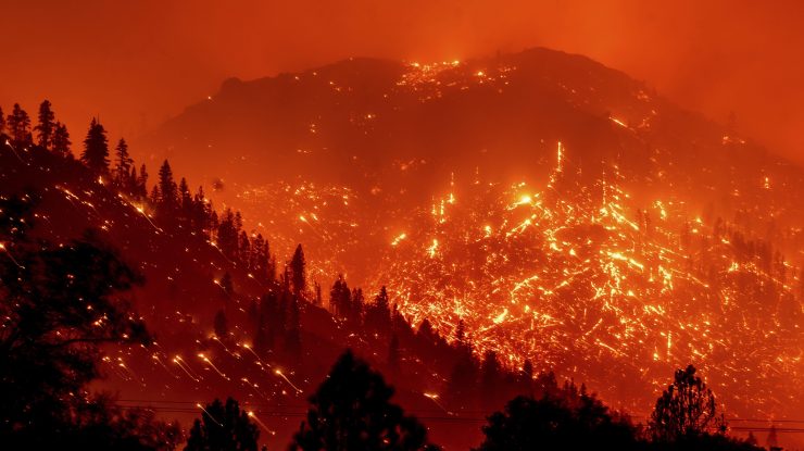 Un uriaș incendiu de vegetație din California devastează 5.000 de hectare în fiecare oră