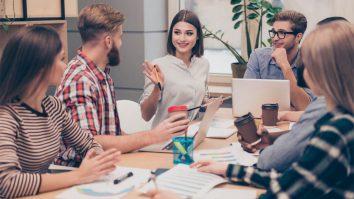 Bloomberg: Tinerii Generației Z își asumă mai multe riscuri în mediul de business. Sociolog: „Le este mai ușor să își asume anumite lucruri”