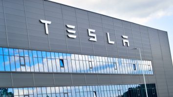 Cafeaua e gratis, nu și cana. La o fabrică Tesla din Germania au dispărut peste 65.000 de cești de cafea