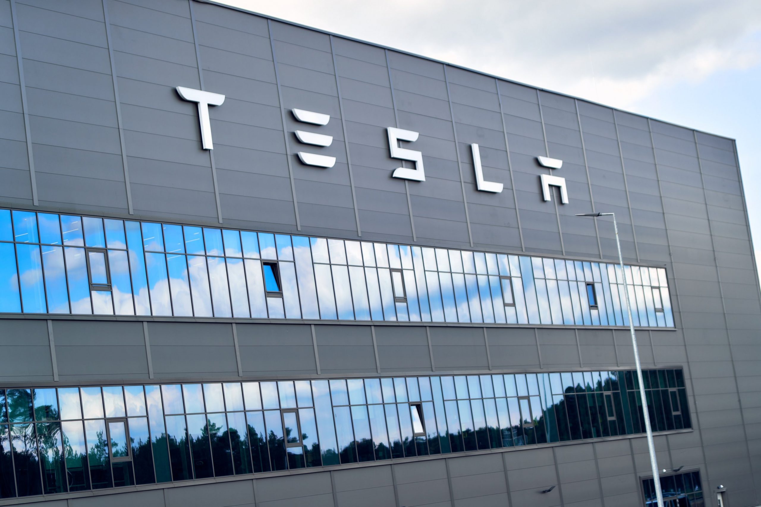 Cafeaua e gratis, nu și cana. La o fabrică Tesla din Germania au dispărut peste 65.000 de cești de cafea