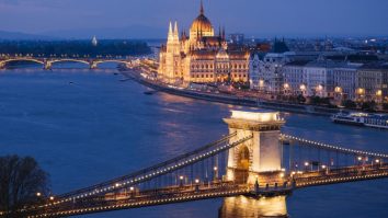 STUDIU. Majoritatea maghiarilor vor relații mai strânse cu România