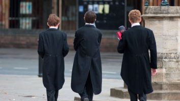 Colegiul Eton din Marea Britanie interzice folosirea telefoanelor în timpul orelor de curs. Profesorii au găsit o alternativă