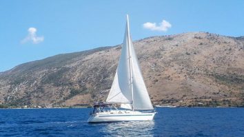 Mickey Hash face înconjurul lumii pe iaht. Cum e viața pe velier