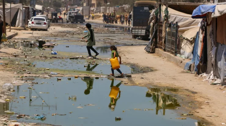 OMS este „extrem de îngrijorată” de o posibilă epidemie de poliomielită în Gaza. Ce soluții există