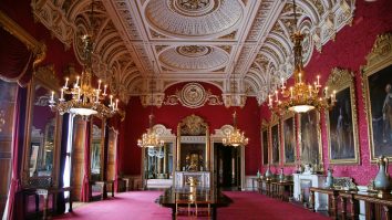 Unde mergi azi? Poți arunca prima privire asupra camerei din spatele faimosului balcon al Palatului Buckingham