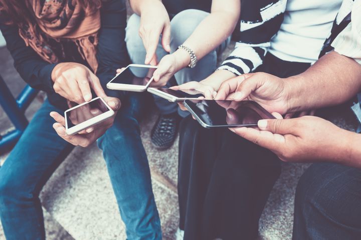 Mai multe companii A.I. fac avatare care îi aduc la viață pe cei morți. Michael Bommer antrenează un chatbot care să rămână după moartea lui
