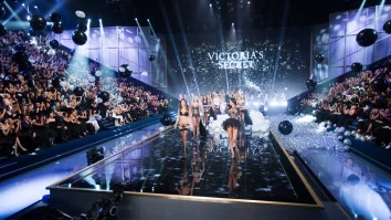 Show-ul Victoria’s Secret revine după o pauză lungă. Ce au pregătit organizatorii și cu ce acuzații s-a confruntat brandul
