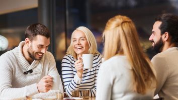 Cum ajung oamenii să fie fericiți? Psihologii susțin că relațiile interumane cresc nivelul de împlinire