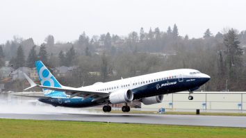 Boeing a fost de acord să pledeze vinovat la o acuzație de fraudă penală. Compania va plăti o amendă de 243,6 milioane de dolari